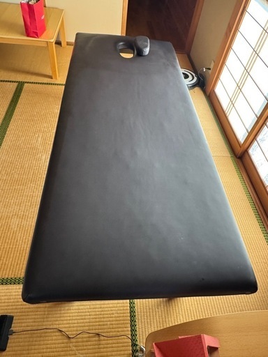 取り引き中です。整体ベット、施術ベット、黒