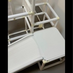 室内ジャングルジムとブランコの画像