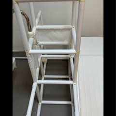 室内ジャングルジムとブランコの画像