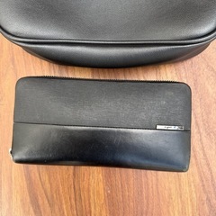 アニエスベーの財布と黒のバッグの画像