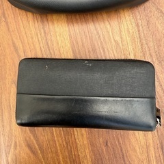 アニエスベーの財布と黒のバッグの画像