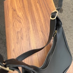 アニエスベーの財布と黒のバッグの画像