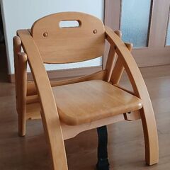 天然木の椅子の画像