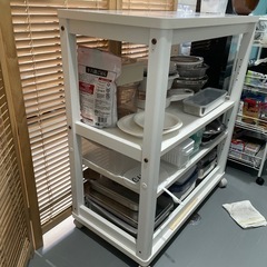 3段ラックキャスター付きの画像