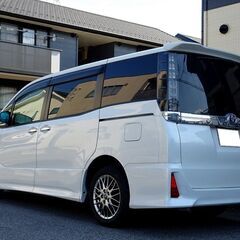 車検満タン ヴォクシー ハイブリッドZS 煌II トヨタセーフティセンス 衝突軽減ブレーキ ナビ フルセグTV Bluetooth フリップダウンモニター バックモニター 両側パワスラ スマートキー フルエアロ LEDライト LEDフォグ ETCの画像