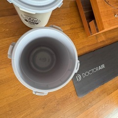 ゴミ箱　蓋付き2個セットの画像