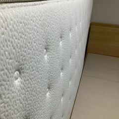  24723  コンセント付きダブルベッドフレーム、マットレス付き   D ◆大阪市内・東大阪市他 6,000円以上ご購入で無料配達いたします！◆ ※高槻・枚方方面◆西宮・尼崎方面◆生駒方面　それぞれ条件付き無料配送あり！            の画像
