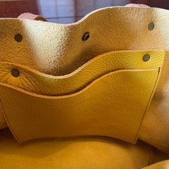 黄色い革のトートバッグの画像