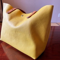 黄色い革のトートバッグの画像