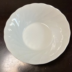 少し深めの白い皿 の画像