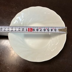 少し深めの白い皿 の画像