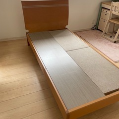 ベッドフレームの画像
