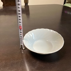 少し深めの白い皿 の画像