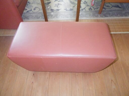 フランスベッド製の本革オットマン