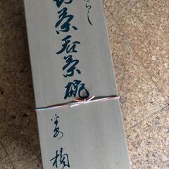 可愛らしい白地に梅の絵柄の茶飲み茶碗の5客セットです　★未使用新品、木箱付きの画像