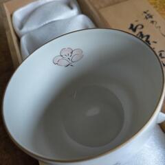 可愛らしい白地に梅の絵柄の茶飲み茶碗の5客セットです　★未使用新品、木箱付きの画像