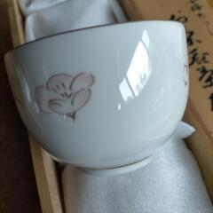 可愛らしい白地に梅の絵柄の茶飲み茶碗の5客セットです　★未使用新品、木箱付きの画像