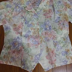 薄手花柄ブラウス　上着の画像