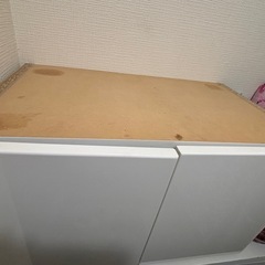 マグネット開閉　収納棚の画像