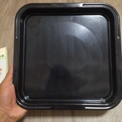 黒の金属製四角トレイの画像