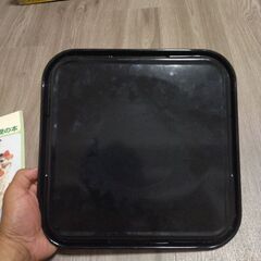 黒の金属製四角トレイの画像