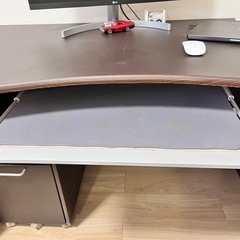 収納付きのPCデスクの画像