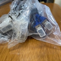 パソコンとモニター用ケーブルの画像