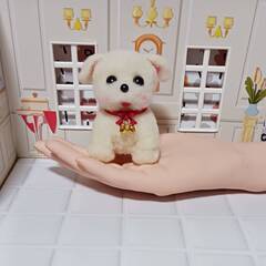 羊毛フェルト 白い耳たれ可愛いわんちゃん　　餌付きの画像
