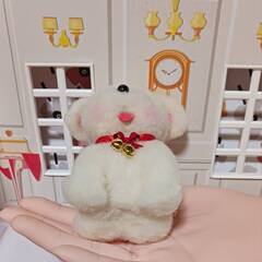 羊毛フェルト 白い耳たれ可愛いわんちゃん　　餌付きの画像