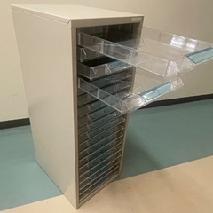 スチール製18段レターラック、クリアキャビネット、ライオン事務器、74×27.7×35cmの画像