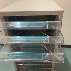 スチール製18段レターラック、クリアキャビネット、ライオン事務器、74×27.7×35cmの画像