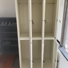 【スチールロッカー】6人用・スペアキー付き・引取限定（八王子）【使用1年未満・1台16,000円】の画像