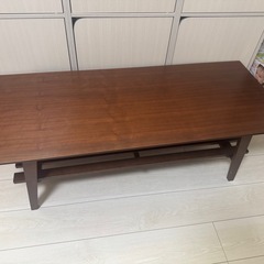 ダークブラウン木製テーブルの画像