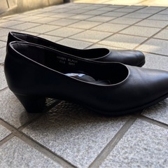 黒のパンプスの画像