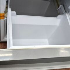 リサイクルショップどりーむ天保山店　No3519　2ドア冷蔵庫　AQUA　2017年製　容量126L　※冷凍パーツ一部欠品、引出しレール一部破損(´;ω;｀)の画像