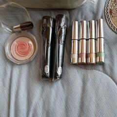 化粧品ポーチ&新品化粧品の画像