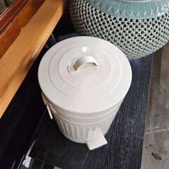 リサイクルショップどりーむ天保山店　No3627　ゴミ箱　フットペダル式　蓋つき　ホワイトの画像
