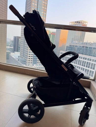 NUNAベビーカー黒5点式安全ベルト