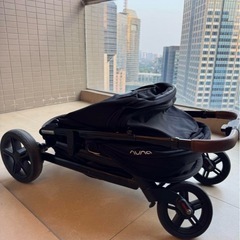 NUNAベビーカー黒5点式安全ベルトの画像