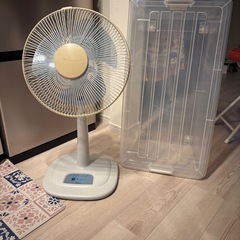 扇風機、衣装ケースの画像