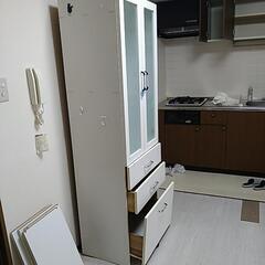白い食器棚の画像