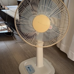 扇風機、衣装ケースの画像