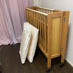 キャスター付き木製ベビーベッドの画像