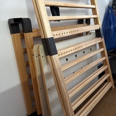 木製ベビーベッドの画像