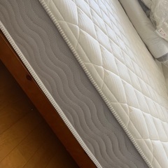シングルベッドのマットレスとフレームセットの画像