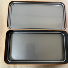 クレヨンの缶ケースの画像