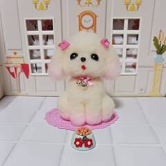 羊毛フェルト　ピンクリボンが似合うピンク染めマルチーズの画像