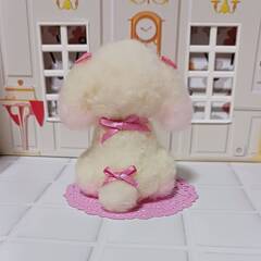 羊毛フェルト　ピンクリボンが似合うピンク染めマルチーズの画像