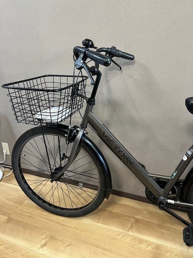 VICTOIREの6段変速自転車です。 2024年11月に新品で購入し、新品価格は約30,000円でした。 まだとても綺麗な状態です。