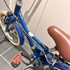 16インチ 子供用自転車 青ボディ 白タイヤ デカトロンの画像